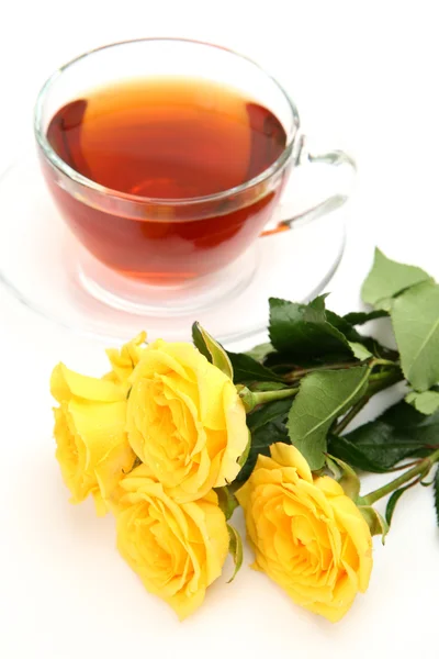 Κίτρινα τριαντάφυλλα και τσάι — Φωτογραφία Αρχείου