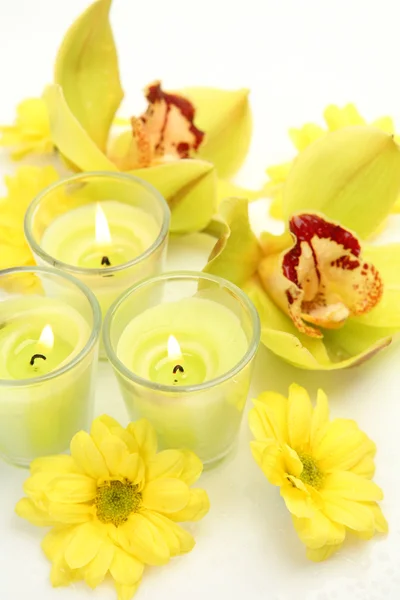 Gelbe Orchidee und Kerzen — Stockfoto