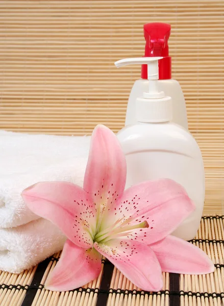 Towel and pink lily — Stock Photo, Image