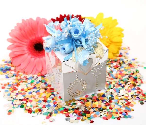 Подарок и цветы — стоковое фото