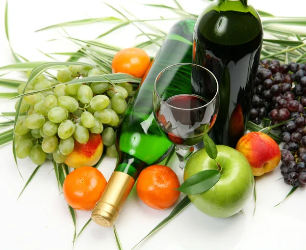 Wine and fruits — Stock Photo, Image