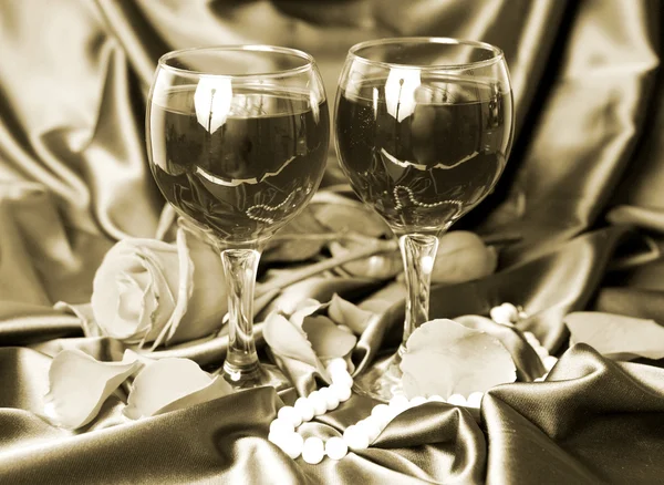Vinho e pétalas de rosas — Fotografia de Stock