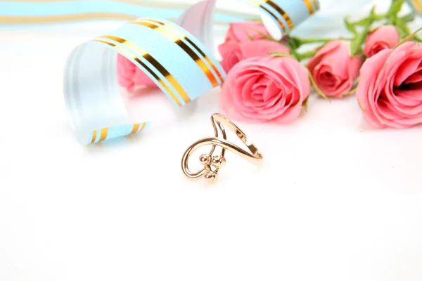 Gold ring and pink roses — Stock Photo, Image