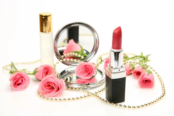 Decoratieve cosmetica en rozen — Stockfoto