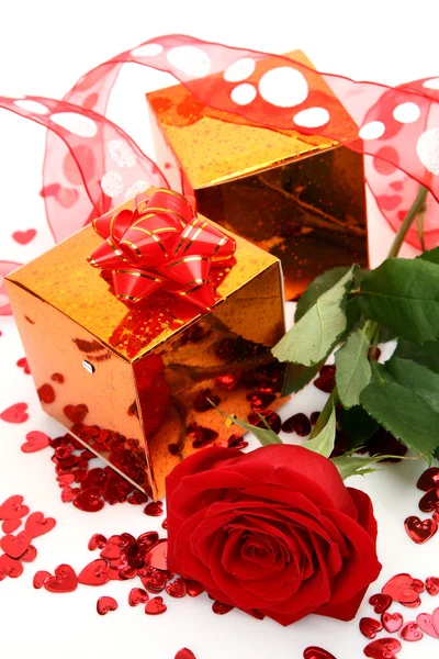 Box med en gåva och rose — Stockfoto