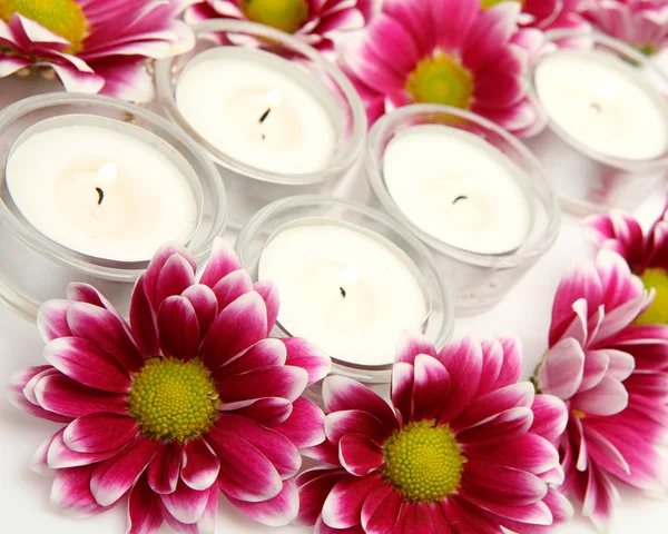 Rosa Blumen und Kerzen — Stockfoto