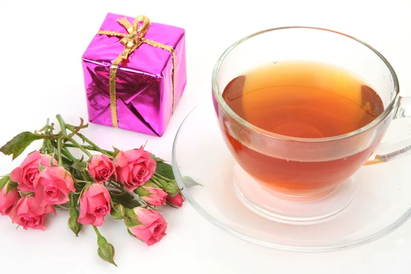 Chá em uma caneca e rosas — Fotografia de Stock