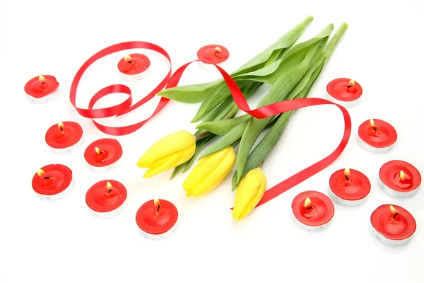 Желтые тюльпаны и свечи — стоковое фото
