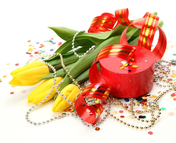 Žluté tulipány a dárek — Stock fotografie