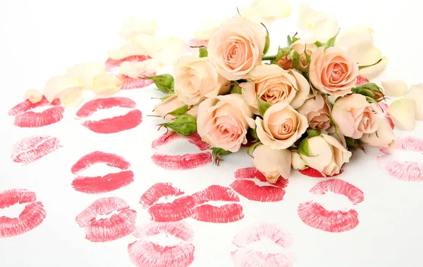 Bouquet van rozen en afdrukken van lippen — Stockfoto