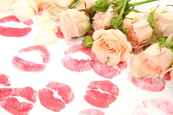 Ramo de rosas y estampado de labios — Foto de Stock