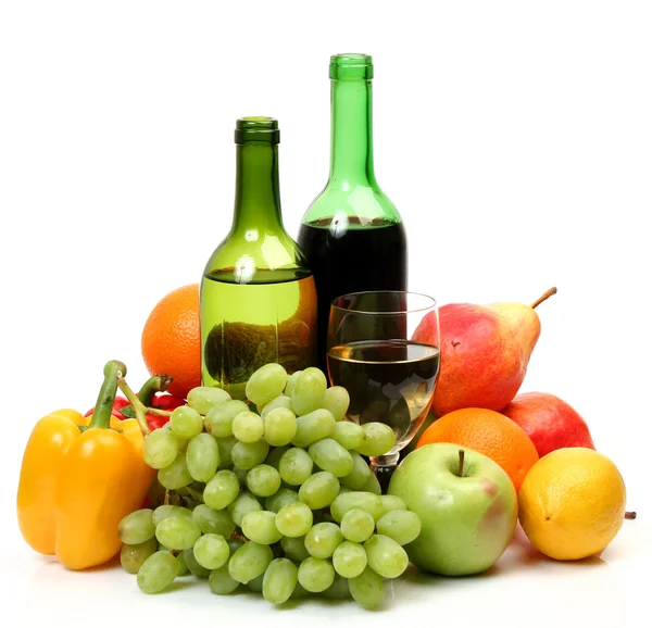 Frutas maduras y vino — Foto de Stock