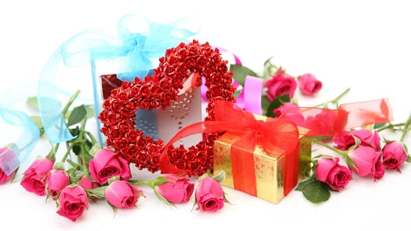 Rosas rosadas y regalo —  Fotos de Stock