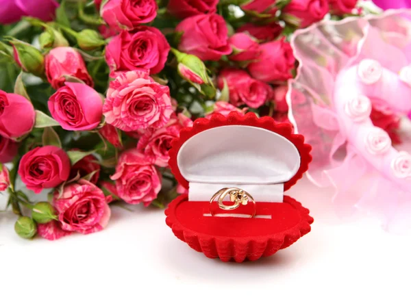 Ροζ τριαντάφυλλα και χρυσό δαχτυλίδι Εικόνα Αρχείου