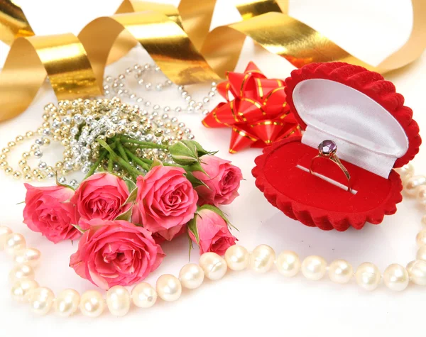 Gold ring and roses — Stock Photo, Image