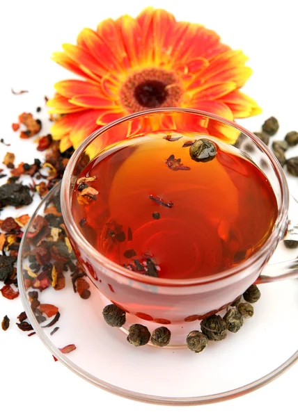 Fincan çay ve bir çiçek — Stok fotoğraf