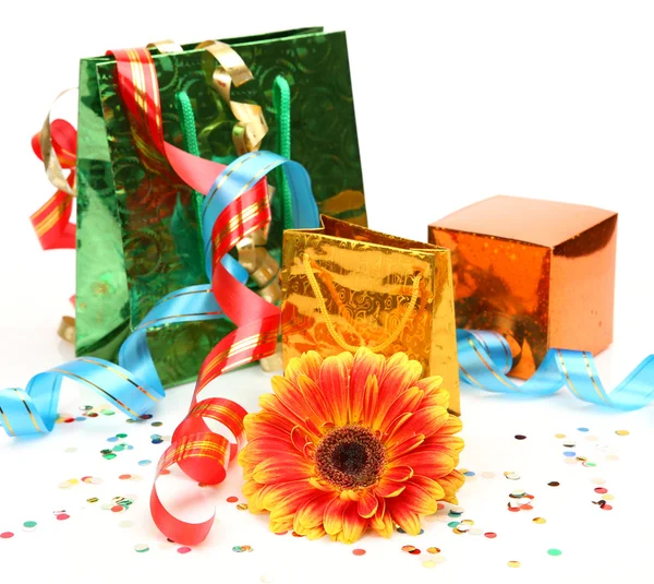 Geschenk und Blume — Stockfoto