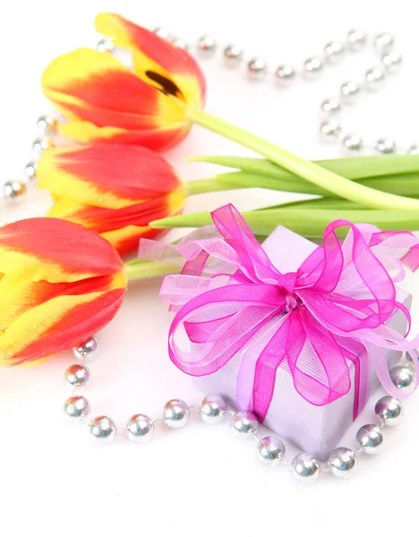 Cadeau en flower — Stockfoto