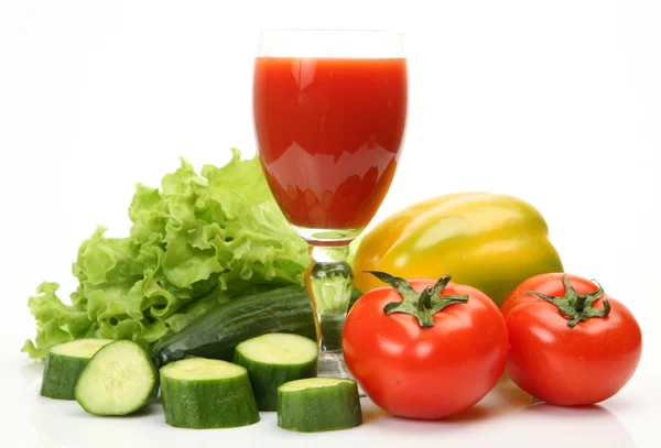 Свежие овощи и сок — стоковое фото