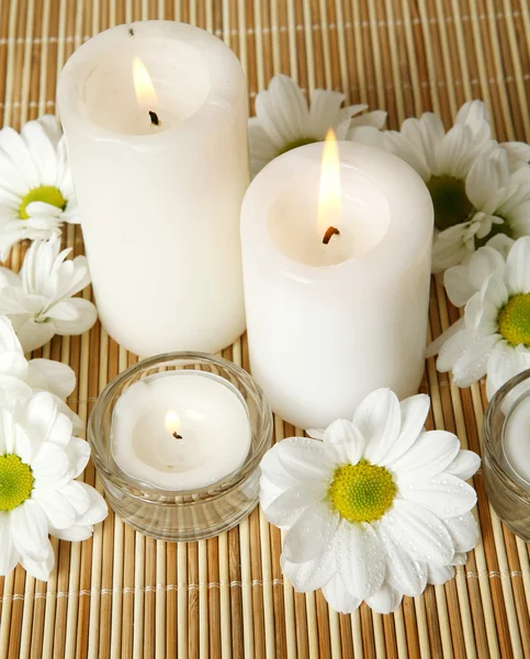 Цветы и свечи — стоковое фото