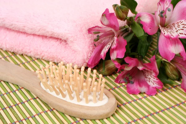 Flowers and comb — Stock Photo, Image