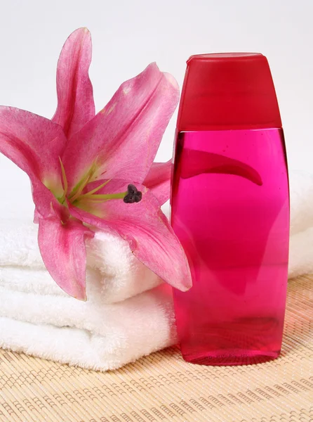 Blomma, handduk och lotion — Stockfoto