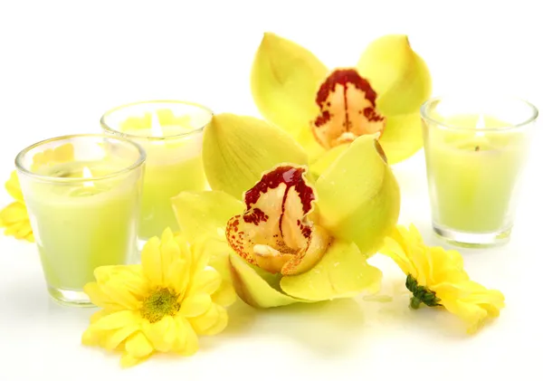 Sárga orchideák és a gyertyák — Stock Fotó