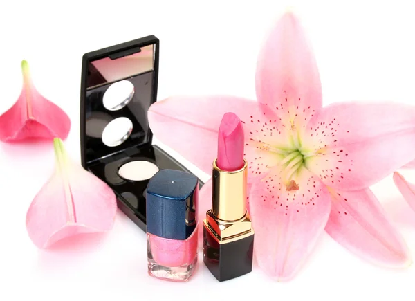 Bloemblaadjes en decoratieve cosmetica — Stockfoto
