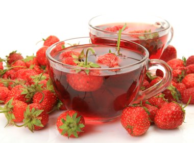 olgun çilek ve çay