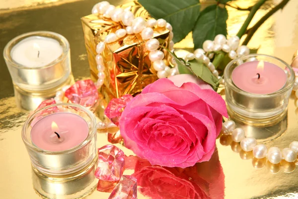 Pink rose and candles — Stock Photo, Image