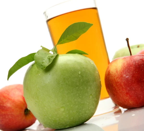 Ripe apples and juice — Stock Photo, Image