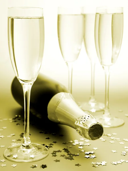 Champagne and confetti — Stock Photo, Image