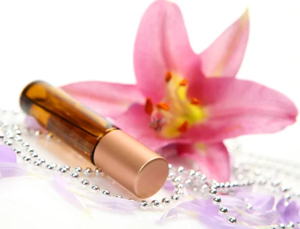 Lippenstift und rosa Lilie — Stockfoto