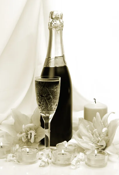 Champagner und Lilien — Stockfoto