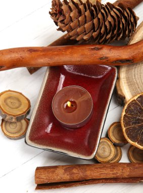 Sonbahar dekoru için odun, koni ve mum kestim.