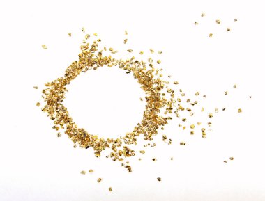 Beyaz arkaplanda altın kum