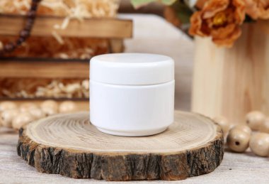 Ağaç kesiminde vücut kremi