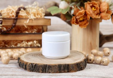 Ağaç kesiminde vücut kremi