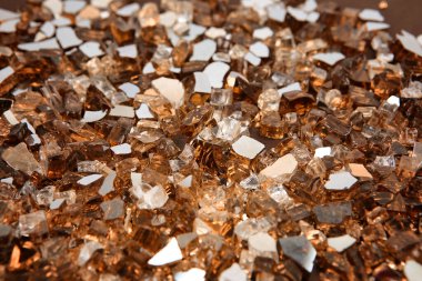 Aynalı yüzeyli kırık camlar.