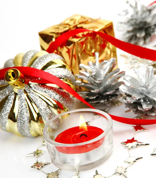 Decoraciones Navideñas Velas Encendidas Sobre Fondo Blanco — Foto de Stock