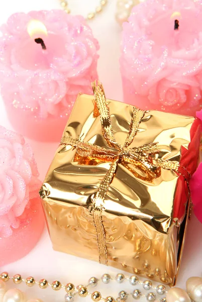 Roze Kaarsen Gouden Doos — Stockfoto