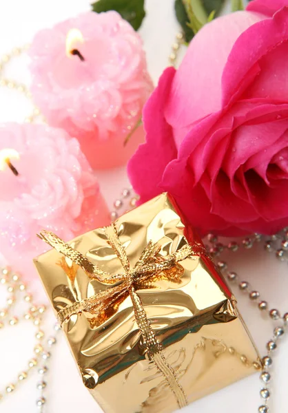 ピンクのキャンドルと金の箱 — ストック写真