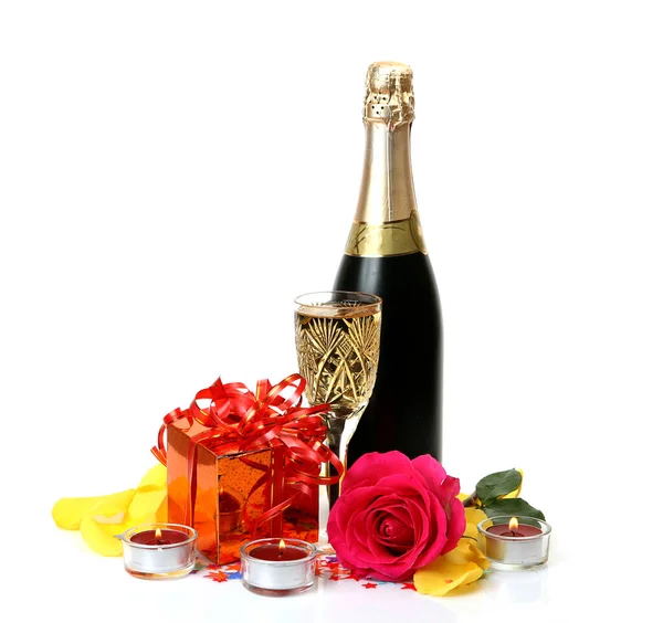 Champagner Und Brennende Kerzen Auf Weißem Hintergrund — Stockfoto