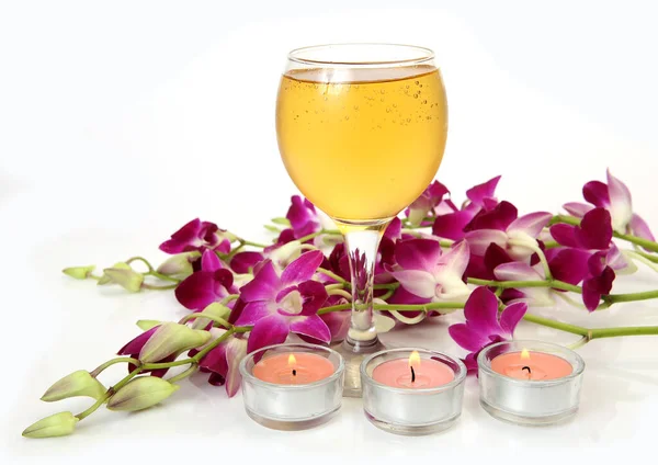 Flores Vino Velas Encendidas Sobre Fondo Blanco — Foto de Stock