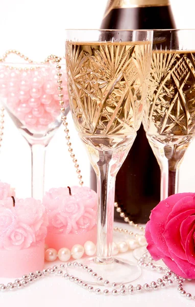 Champagner Und Brennende Kerzen Auf Weißem Hintergrund lizenzfreie Stockfotos