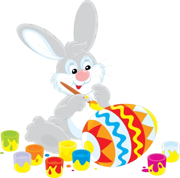 Conejo de Pascua decorando un gran huevo de Pascua — Vector de stock