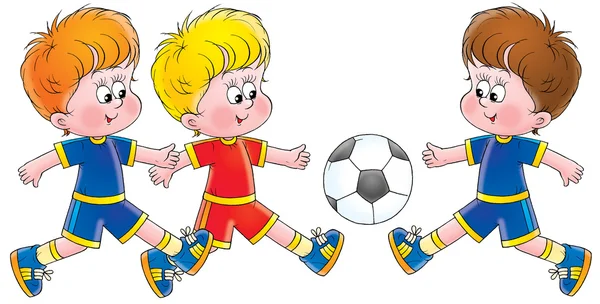 Три маленьких мальчика бегут к футбольному мячу — стоковое фото