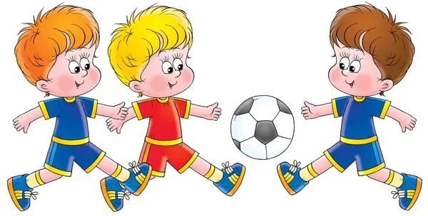 bir futbol topu doğru çalışan üç küçük erkek