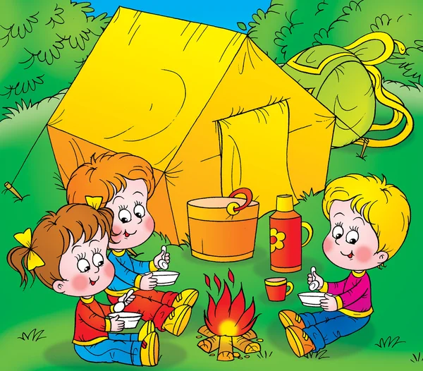 Çocuk bir kamp ateşi ile Isınma