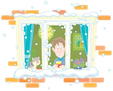 Komik kedisi ile neşeli çocuk sıcak çay içiyor, karlı bir pencereden dışarı bakıyor ve soğuk bir kış gününde uçan kar tanelerini seyrediyor, vektör karikatür çizimleri beyaz arka planda izole edilmiş.